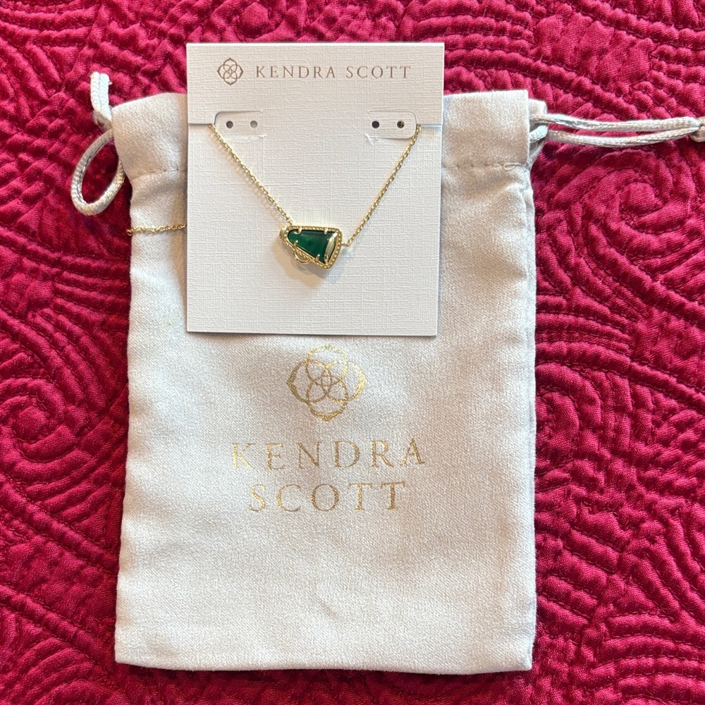 Kendra Scott Gold Cheer Short Pendant Necklace in Emerald Illusion